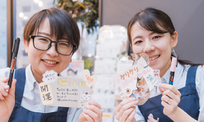 スタッフがおやつを紹介する様子