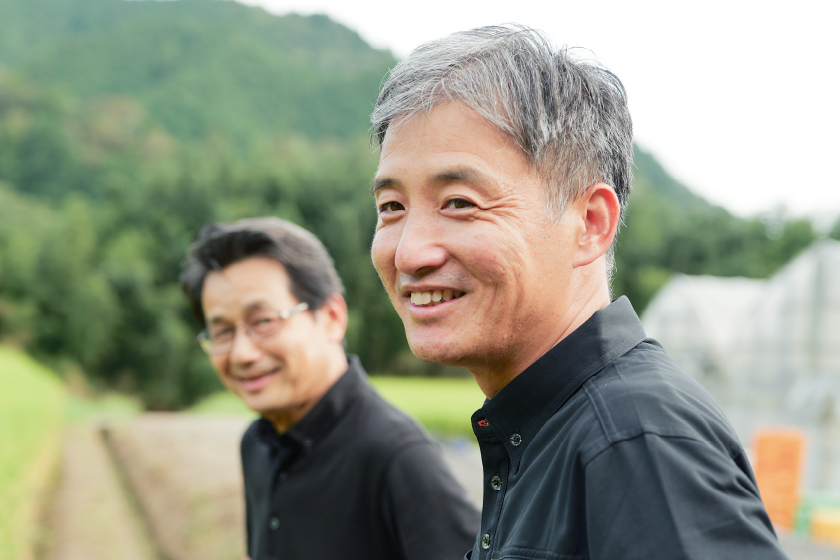 担当者と生産者が圃場で話し合っている様子